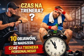 Trener personalny wskazujący na zegarek obok zmęczonego mężczyzny na siłowni – grafika promująca artykuł „10 objawów, że nadszedł czas na trenera personalnego”.